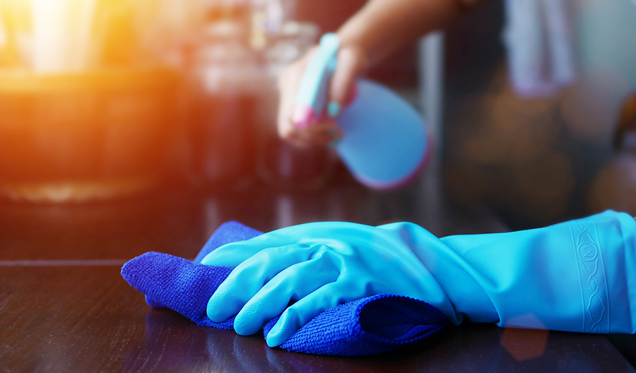 cleaning-with-microfiber-towels